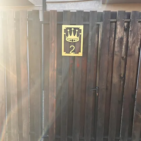 Crown Apartment *
